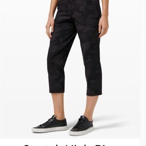 LULULEMON Stretch High-Rise
Cropped Pants Black Camouflage